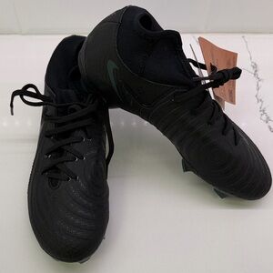 Phantom Luna II Academy FG/MG Soccer Shoes Youth size 4.5 brand new box- no lid